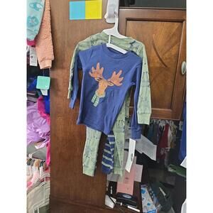 2t brand new two pairs of pajamas from carter's.Item 666